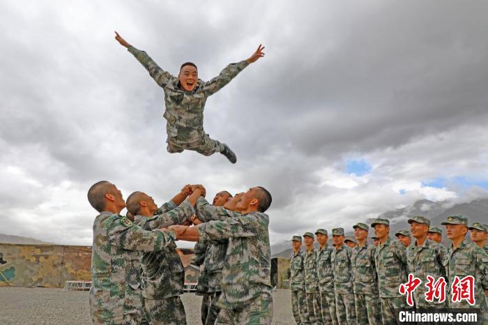新兵進行“空中燕子飛”?！⊥貔i程 攝