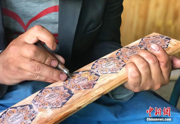 圖為7月14日，普松雕刻技藝傳承人嘎瑪曲扎正在家中進(jìn)行創(chuàng)作。 <a target='_blank' ><p  align=