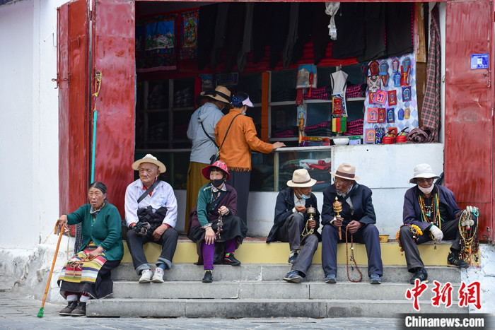 7月24日，轉經(jīng)老人在拉薩八廓街上休息。 <a target='_blank' ><p  align=
