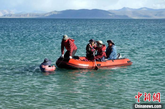 科考隊(duì)員乘充氣快艇考察扎日南木錯歸來。　<a target='_blank' ><p  align=