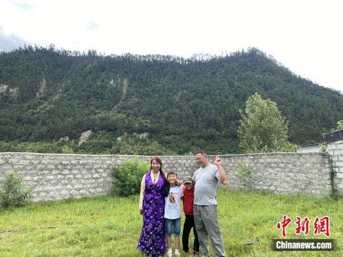 周勁名一家。彭寧鈴 攝