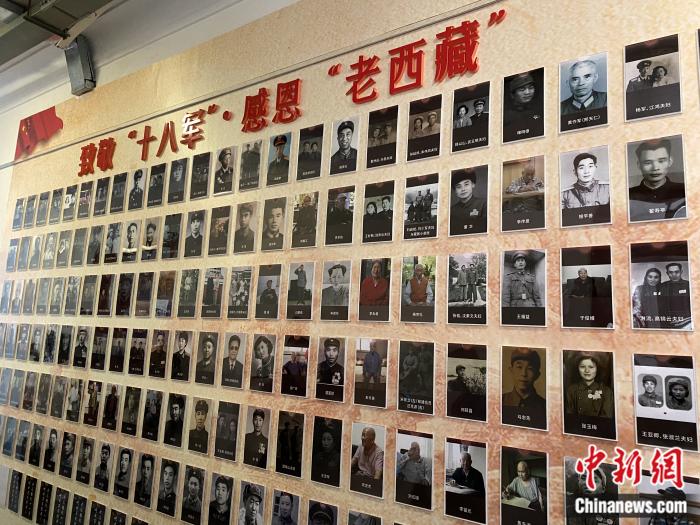 紅樓內(nèi)的展示墻。彭寧鈴 攝