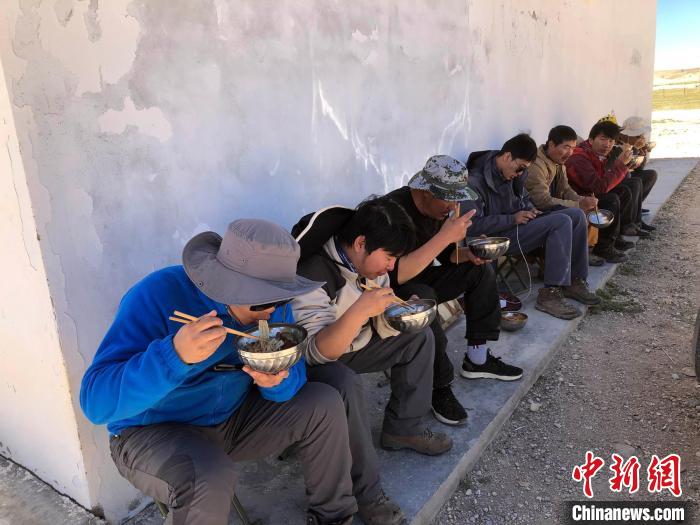 科考隊(duì)員在高原湖泊岸邊進(jìn)餐?！?lt;a target='_blank' ><p  align=