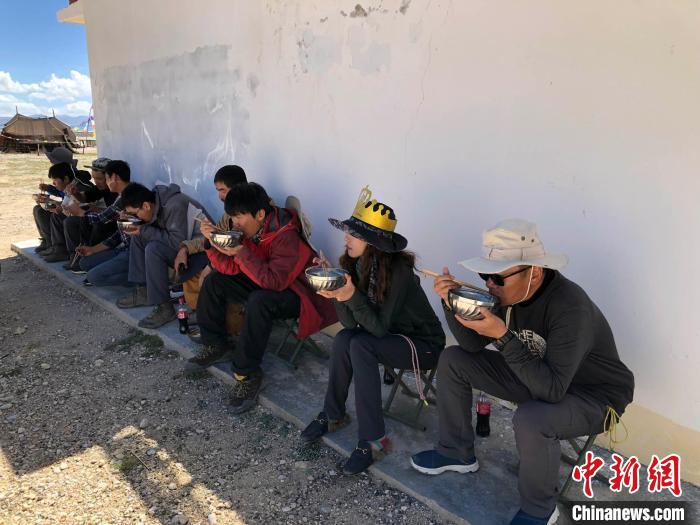 科考隊(duì)員在高原湖泊岸邊進(jìn)餐。　<a target='_blank' ><p  align=