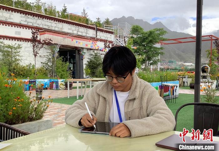 “Z世代”旦真旺加認為，拉薩是一座開放與包容的城市，記憶中的拉薩是彩色的。2021年，旦真旺加從浙江大學(xué)漢語言文學(xué)專業(yè)畢業(yè)后，他選擇回到拉薩，成為一名漢語文實習(xí)助教。圖為8月4日，旦真旺加在課間陪學(xué)生玩耍。 <a target='_blank' ><p  align=