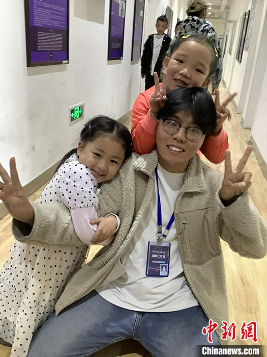 “Z世代”旦真旺加認為，拉薩是一座開放與包容的城市，記憶中的拉薩是彩色的。2021年，旦真旺加從浙江大學(xué)漢語言文學(xué)專業(yè)畢業(yè)后，他選擇回到拉薩，成為一名漢語文實習(xí)助教。圖為8月4日，旦真旺加在課間陪學(xué)生玩耍。 <a target='_blank' ><p  align=