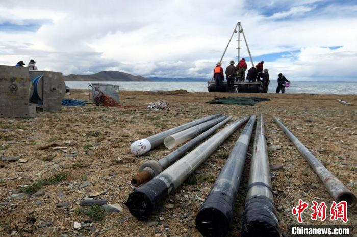 科考隊(duì)員從巴木錯(cuò)采集的科研樣品?！?lt;a target='_blank' ><p  align=