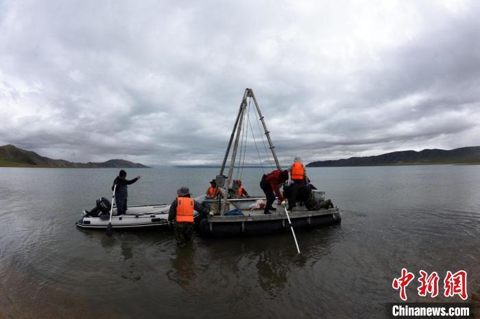 科考隊(duì)員向巴木錯(cuò)湖心進(jìn)發(fā)。　<a target='_blank' ><p  align=