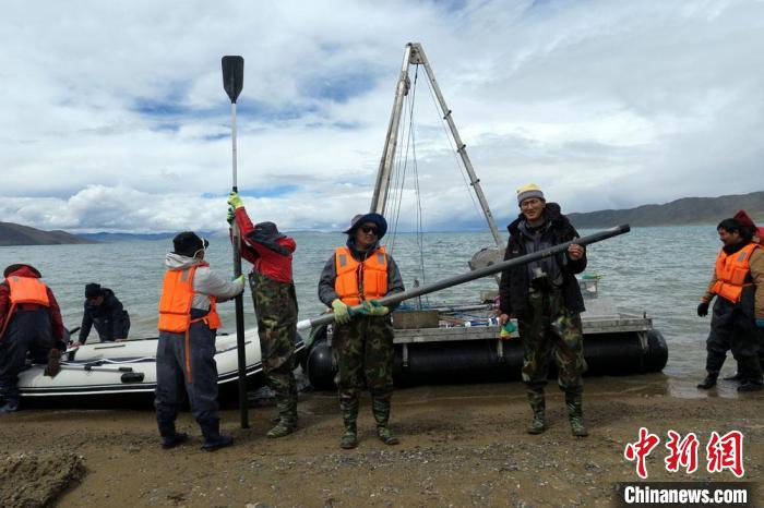 科考隊(duì)員從巴木錯(cuò)采樣歸來?！?lt;a target='_blank' ><p  align=