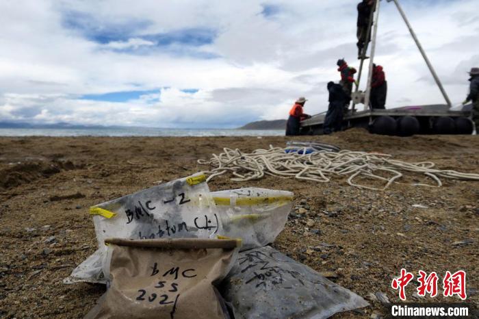 科考隊(duì)員從巴木錯(cuò)采集的科研樣品。　<a target='_blank' ><p  align=