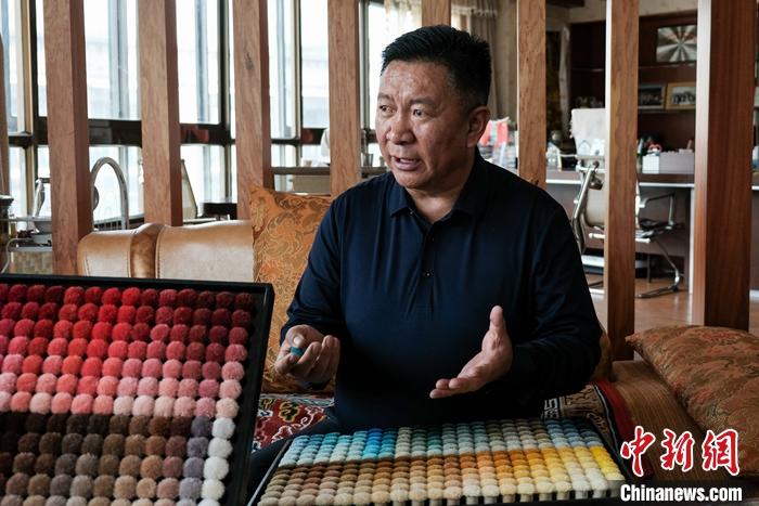 圖為8月4日，次旦展示自己的藏毯標(biāo)準(zhǔn)“色卡”。 <a target='_blank' ><p  align=