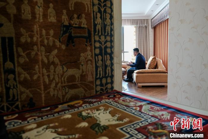 8月4日，次旦在拉薩的公司里懸掛展示的精美藏毯。 <a target='_blank' ><p  align=