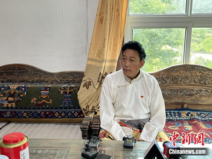 巴卡村黨支部書(shū)記、村委會(huì)主任尼瑪次仁。周璟 攝
