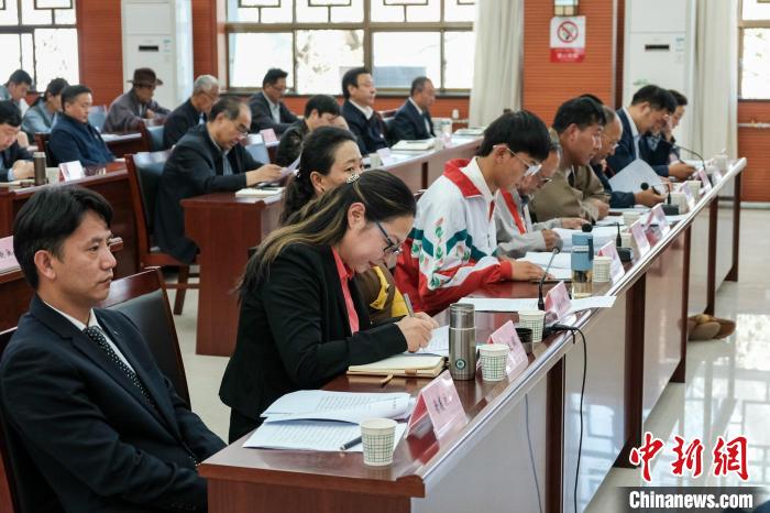 圖為8月10日座談會現(xiàn)場，左一為歸國定居藏胞晉美次旦?！〗w波 攝