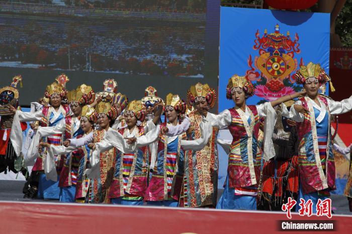 圖為日喀則市一場文藝節(jié)目的藏戲表演(資料圖)。趙朗攝