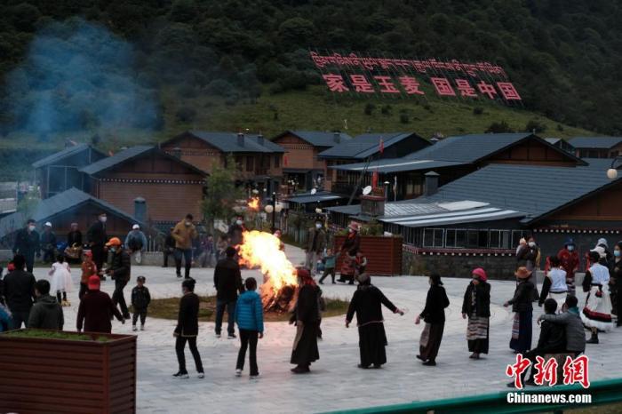 圖為8月5日，玉麥鄉(xiāng)民眾在鄉(xiāng)里跳鍋莊舞，從前的“三人鄉(xiāng)”熱鬧起來了。 <a target='_blank' ></p><p  align=