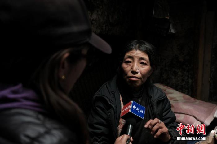 圖為8月6日，卓嘎在牧場小屋內(nèi)接受<a target='_blank' ></p><p  align=