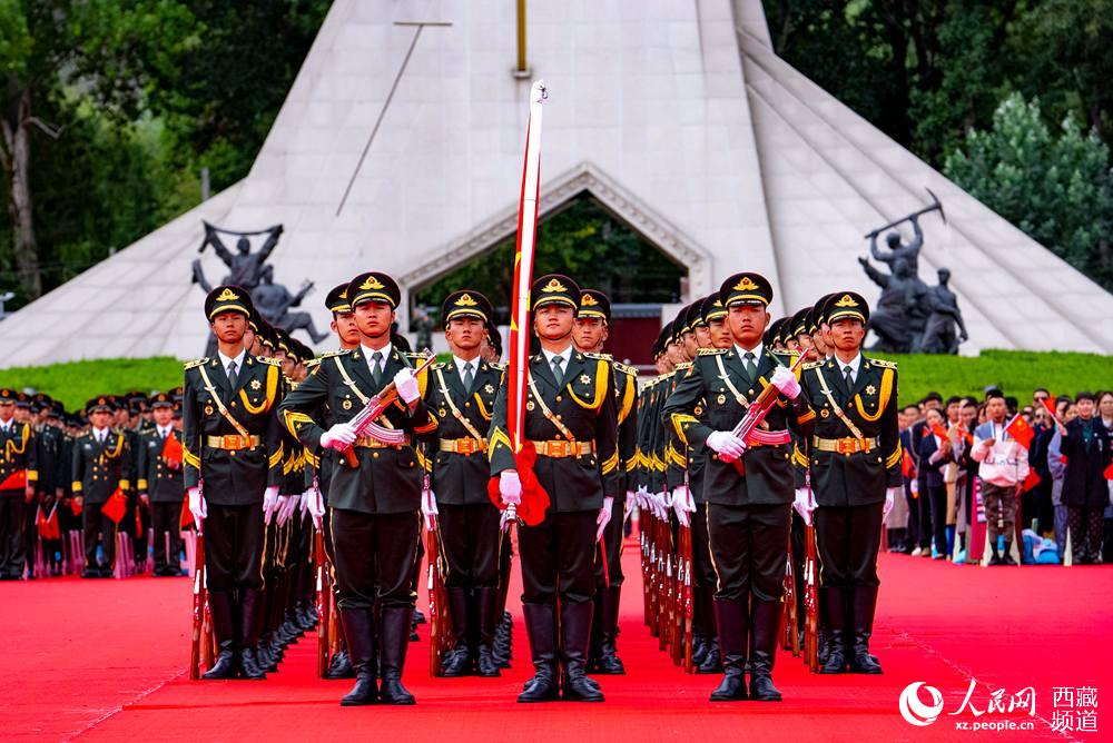 8月19日10時(shí)，慶祝西藏和平解放70周年大會在拉薩市布達(dá)拉宮廣場隆重舉行。這是大會舉行升旗儀式。徐馭堯 攝