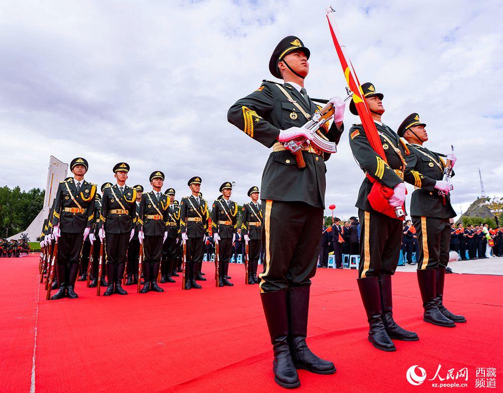 8月19日10時(shí)，慶祝西藏和平解放70周年大會在拉薩市布達(dá)拉宮廣場隆重舉行。這是大會舉行升旗儀式。徐馭堯 攝