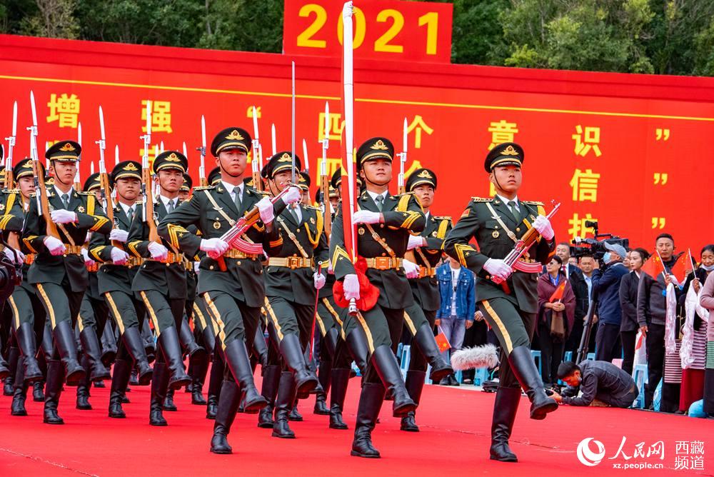 8月19日10時(shí)，慶祝西藏和平解放70周年大會在拉薩市布達(dá)拉宮廣場隆重舉行。這是大會舉行升旗儀式。徐馭堯 攝