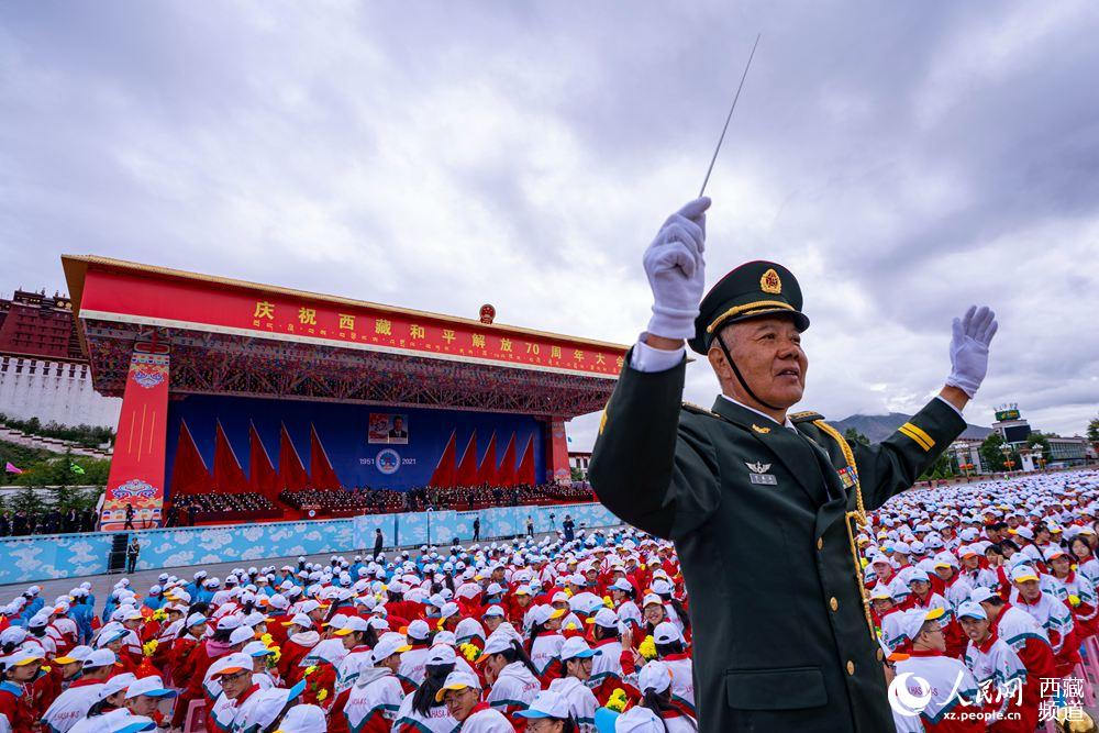 8月19日10時(shí)，慶祝西藏和平解放70周年大會在拉薩市布達(dá)拉宮廣場隆重舉行。徐馭堯 攝