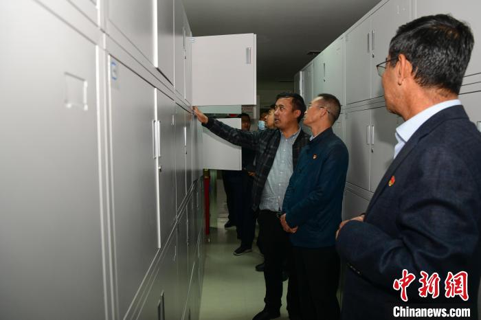 圖為參加西藏三大重點文物保護(hù)維修工程檔案移交進(jìn)館儀式人員參觀拉薩市檔案館。　貢嘎來松 攝