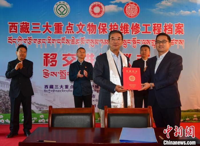 圖為西藏三大重點文物保護(hù)維修工程檔案移交進(jìn)館儀式現(xiàn)場?！∝暩聛硭?攝