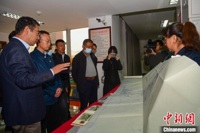 圖為參加西藏三大重點文物保護(hù)維修工程檔案移交進(jìn)館儀式人員參觀布達(dá)拉宮手繪圖紙。　貢嘎來松 攝