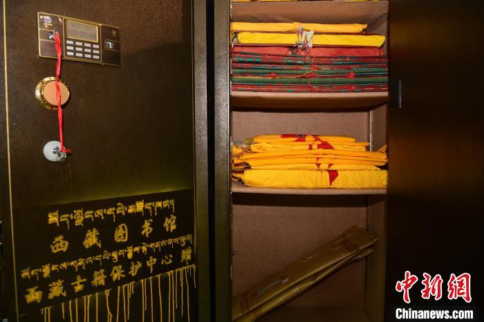 圖為拉薩市檔案館里收藏的藏文古籍?！∝暩聛硭?攝