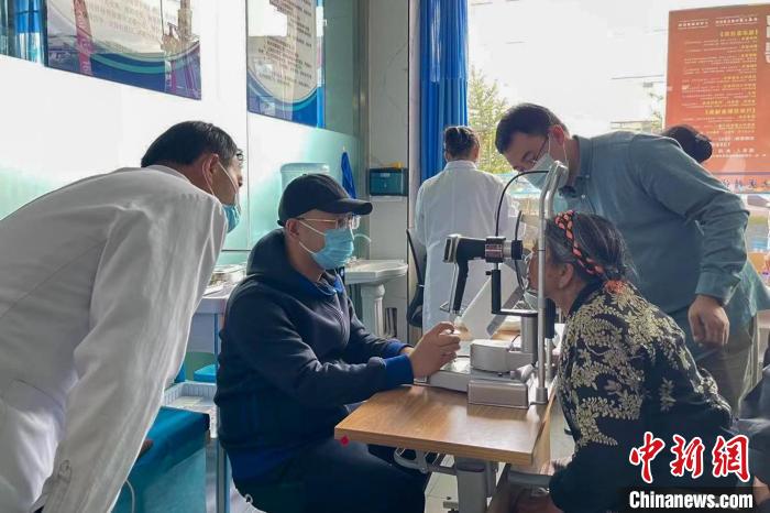 圖為9月10日，專家在日喀則藏康醫(yī)院開展義診活動?！×貉喷?攝