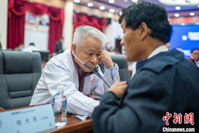 圖為專家團隊在日喀則市開展義診活動。　旦增努布 攝