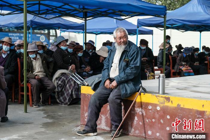 圖為日喀則桑珠孜區(qū)東嘎鄉(xiāng)農(nóng)牧民在義診室外等待?！〗w波 攝