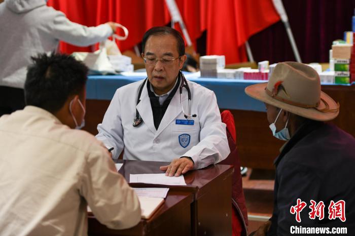 北京大學(xué)人民醫(yī)院心臟中心副主任、博士生導(dǎo)師王偉民為農(nóng)牧民問診。　江飛波 攝