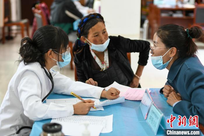 因不少農(nóng)牧民不會普通話，義診活動現(xiàn)場，鄉(xiāng)政府為每位醫(yī)生配了一名翻譯。　江飛波 攝