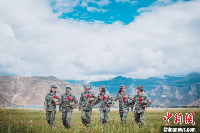 圖為身戴“首跳光榮”大紅花的女兵?！⊥跏鰱| 攝