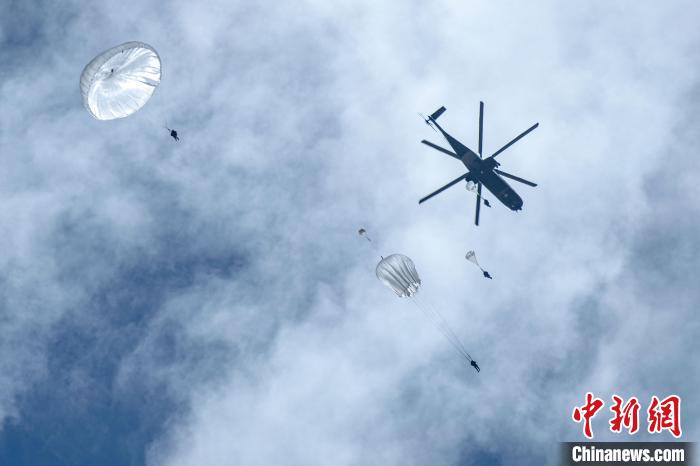 圖為傘降女兵在空中開(kāi)傘?！⊥跏鰱| 攝