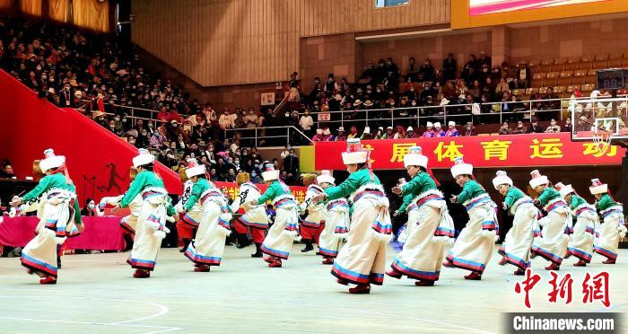 圖為西藏老年舞蹈隊(duì)齊跳傳統(tǒng)鍋莊舞?！∝暽＠?攝