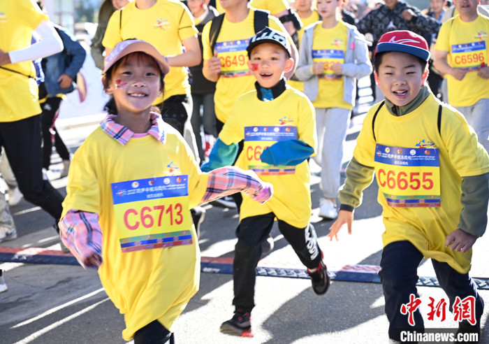 圖為當(dāng)?shù)貎和瘏⒓用阅惆氤恬R拉松。 <a target='_blank' ><p  align=