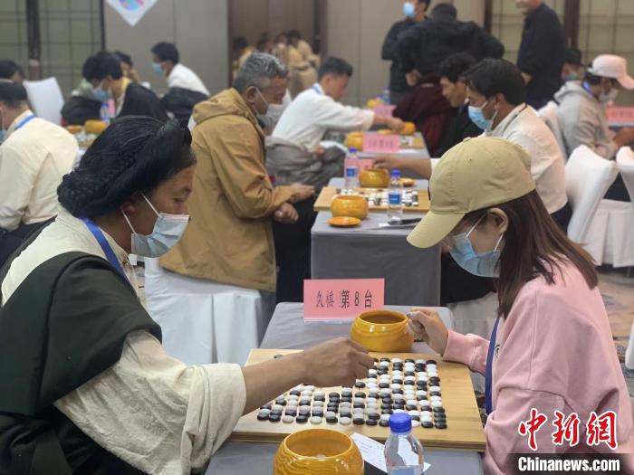 圖為參賽選手正在進(jìn)行藏棋對(duì)弈?！≈x牧 攝
