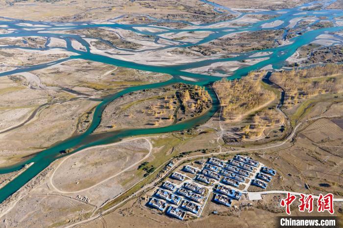 圖為10月16日，航拍高原河流拉薩河辮狀水系和河畔村莊，一派和諧景象?！〗w波 攝
