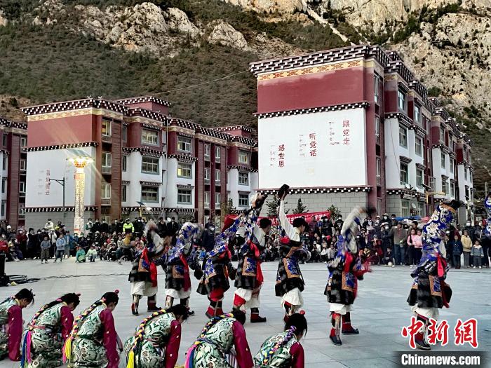 圖為文藝工作者在新村表演節(jié)目?！∽筘暱h委宣傳部 供圖