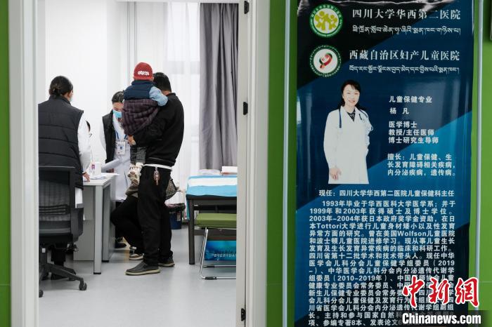 圖為四川大學(xué)華西第二醫(yī)院專家接診?！〗w波 攝