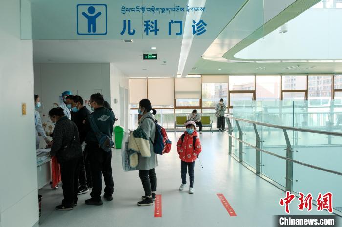 圖為兒科義診接診現(xiàn)場(chǎng)?！〗w波 攝