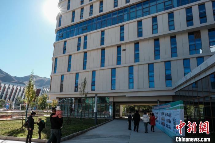 因疫情防控需要，此次義診活動(dòng)進(jìn)行了人數(shù)限定。圖為西藏民眾帶著孩子到醫(yī)院就診。　江飛波 攝