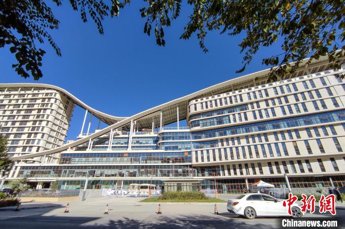 圖為西藏自治區(qū)婦產(chǎn)兒童醫(yī)院，該院填補(bǔ)了西藏沒(méi)有省級(jí)兒童醫(yī)院(婦幼保健院)的空白?！〗w波 攝