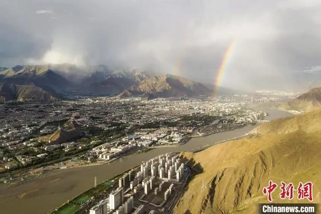 資料圖：海拔3600多米的高原城市拉薩迎來雨后彩虹。江飛波 攝