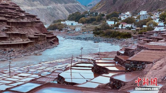 資料圖為芒康千年古鹽田。 <a target='_blank' ><p  align=