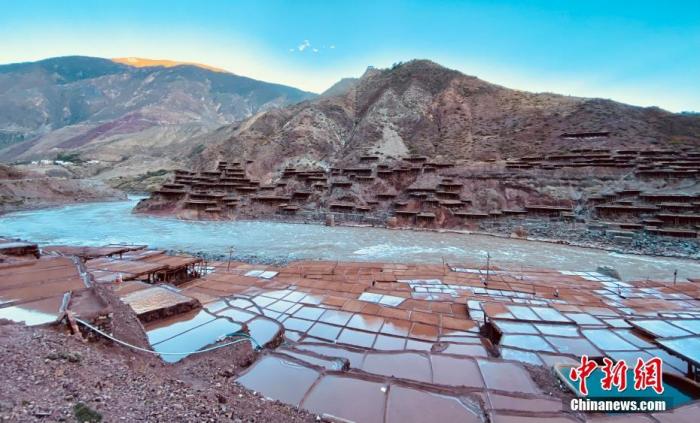 資料圖為芒康千年古鹽田。 <a target='_blank' ><p  align=