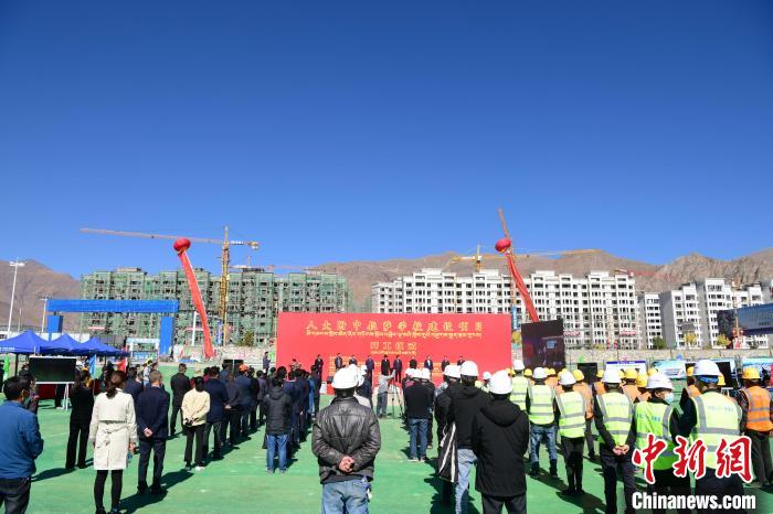 圖為人大附中拉薩學(xué)校開(kāi)工奠基儀式現(xiàn)場(chǎng)?！∝暩聛?lái)松 攝