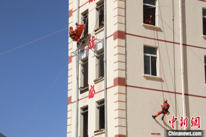 圖為消防指戰(zhàn)員進行繩索救援演練?！≈炜旗?攝